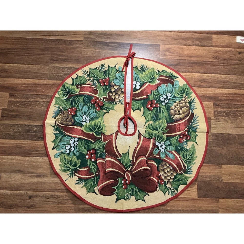 Christmas Tree Skirt 38in Diameter Holiday Wreath Hollies Berries Pinecones